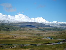 De Tavan Bogd vanuit Rusland. De Hüjtenpiek bevindt zich uiterst links op de achtergrond van de foto.