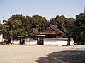 春日造 聖神社末社三神社（右）・滝神社（左）（ともに重文）（大阪府和泉市）