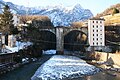 Il ponte Napoleonico allo sbocco della gola scavata dal torrente Diveria. Sulla destra la casa del dazio. Ai cui piedi sono visibili i resti del ponte medioevale.