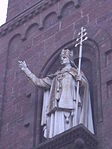 Papst Leo IX., Statue an der Kapelle