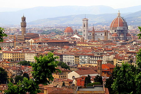 Vido de Florenco. Il Duomo konkurencas laŭ alto kun la Signoria. Elstaras ankaŭ la turoj de Badia Fiorentina, Palazzo Bargello kaj San Miniato al Monte.