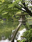 兼六園の徽軫灯籠（金沢市）兼六園を象徴する2本脚の灯籠で名高い。