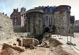 Portes mordelaises. The street crossing this gate comes from the Place des Lices and ends at the cathedral.