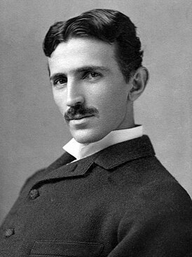 Les inventions de Nikola Tesla à la fin du XIXe siècle ont influencé l'image du « savant fou » souvent associée à des phénomènes électriques lumineux, dangereux et spectaculaires.