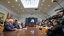 Donald Trump fala da Casa Branca com Koch e Meir durante a primeira caminhada espacial dupla 100% feminina.