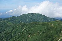 地神山から見た朳差岳（手前は頼母木小屋）