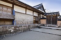 Vue externe d'un changhoji (à gauche), demeure d'un yangban, à Andong, région rurale à l'époque Joseon.