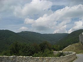 Vue du Sljeme dominé par une tour de retransmission TV.