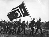 Truppe ottomane con una variante militare della bandiera durante le guerre balcaniche