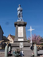 Poilu écrasant l'aigle allemand (d) (monument aux morts)