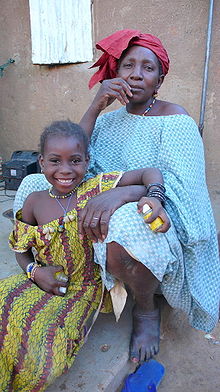 Una donna sarakollé e sua figlia a Sélibaby, Mauritania.