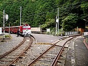 Endstation Ikawa. Das Gleis rechts dient nur dem Güterverkehr und führte früher bis nach Dōdaira