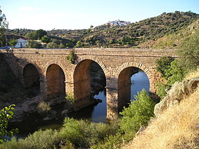 Ponte romana de Segura sobre o rio Erges, na fronteira entre Portugal e Espanha, vendo-se em fundo Segura