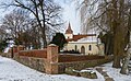 Kirche mit Friedhof, Feldsteinbacksteinmauer und klassizistischem Mausoleum