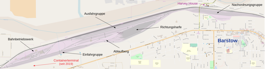 Lage und Ausdehnung des Barstow Yard. Rechts unten die Stadt Barstow unterhalb der Ostseite, darüber das Harvey House. Links der größere Westteil entlang des Mojave River (oben).