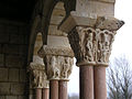 Colunas românicas geminadas de capitel em cesto num claustro, Espanha.