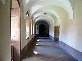 Cloître du couvent au mont Sainte-Odile avec ses arcades.