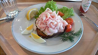 Räksmörgås (roti lapis udang terbuka) di Stockholm.