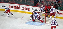 Photo d'une action de match entre les Rangers de New York et les Flames de Calagary près du but des Rangers.