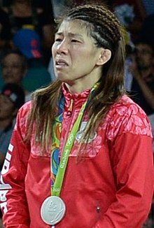 Saori Yoşida, XXXI Yay Olimpiya Oyunlarının təltifetmə mərasimi zamanı (Rio-de-Janeyro, Braziliya, 2016-cı il)