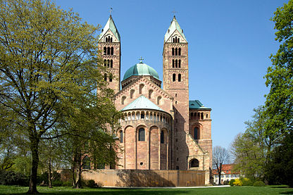 A Catedral de Speyer, Alemanha, vista do leste revela uma abside projetando-se do coro ladeada por torres e uma cúpula octogonal sobre o cruzeiro.