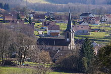 Un temple luthérien avec clocher classique au centre d'un village.