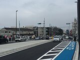 町田市民病院付近。現道（五間道路）からは丁字路で新道（新町田街道）に接続する様に形状が変更された。将来的には五間道路の両方向と新町田街道の両方向の十字路になる。