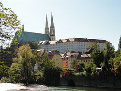 Blick über die Lausitzer Neiße auf den Vogtshof und die Peterskirche