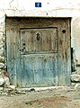 Detalle de puerta de entrada antigua en una casa de Vallanca (Valencia).