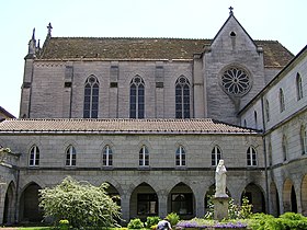 Le cloître et la chapelle du séminaire (siège de la bibliothèque Saint-Ausone).