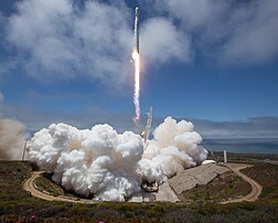 Le 55e lancement d'une fusée Falcon 9, de la base Vandenberg, emportant cinq satellites Iridium Next et deux GRACE-FO, le 22 mai 2018. (définition réelle 4 379 × 3 515)