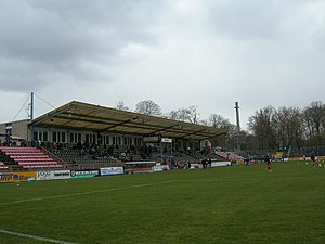 Haupttribüne des Stadions vor der letzten Sanierung