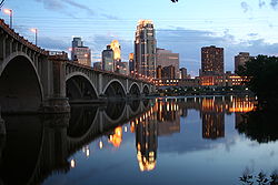 Anvista de Minneapolis con o río Mississippi