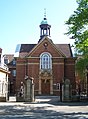 Pintu masuk utama St Hugh's College di St Margaret's Road.