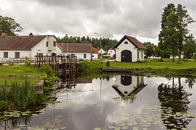 Bendungan bekas perusahaan besi Strömsbergs bruk (bagian dari aliran Tämnarån), Munisipalitas Tierp, Swedia.