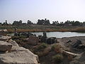 Vue du lac sacré Isherou bordé de statue de Sekhmet