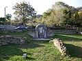 Antonio Truebaren jaiotexearen hondakinak eta omenezko monumentua Montellano auzoan.