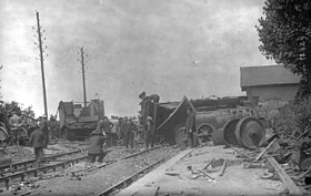 La locomotive et le tender de l'express de Granville après enlèvement des autres épaves.