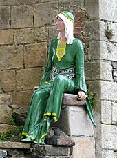 Photo of a mannequin of a mediaeval noblewoman