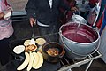 Préparation de la boisson dans une marmite en acier.