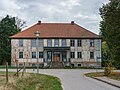 Gutshaus mit Park und Feldsteinmauer und -pfosten