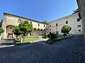 Il chiostro del convento (agosto 2020) - veduta del palazzo degli abati commendatari.