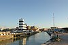 Il faro e il fiume nei pressi del suo sbocco sul mare