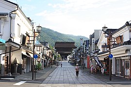 Straße im Tempelbezirk (zwischen Niō-mon und Sammon)