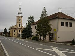 A művelődési ház és a katolikus templom