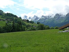 Vue de la chaîne des Aravis depuis le Grand-Bornand.