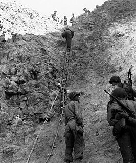 De landingen op Pointe du Hoc, via touwladders naar boven.