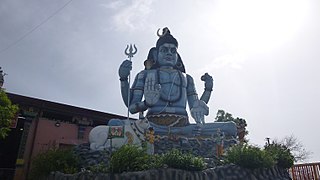 Statue de Shiva devant le temple.