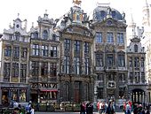 Grand Place de Bruselas (1695-1699). Foi característico a incorporación de características barrocas en edificios e espazos públicos doutras cidades, destacan Viena, Ámsterdam ou Venecia (ademais das xa citadas Madrid ou Roma).