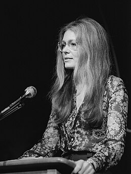 Gloria Steinem discursa em uma conferência de mulheres na Biblioteca LBJ, Estados Unidos, em 1975.